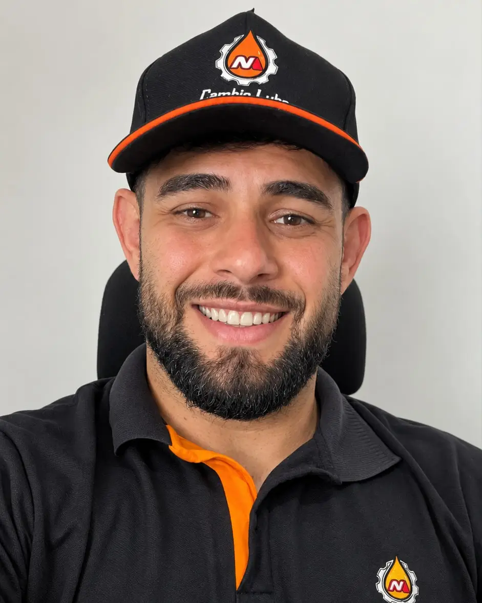 Hiago Andrade, mecânico de câmbio automático, com boné e camisa da Cambiolube