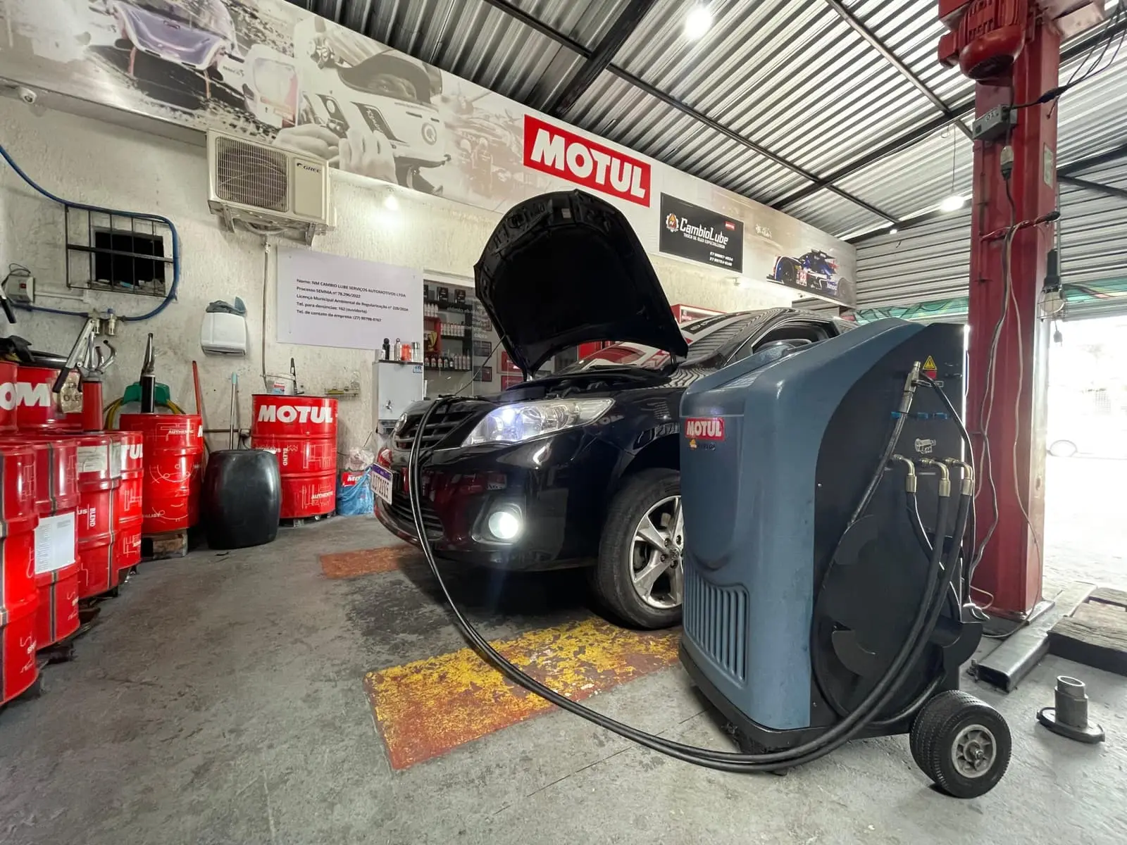 Máquina de troca de fluido ligada ao câmbio de um Corolla na oficina